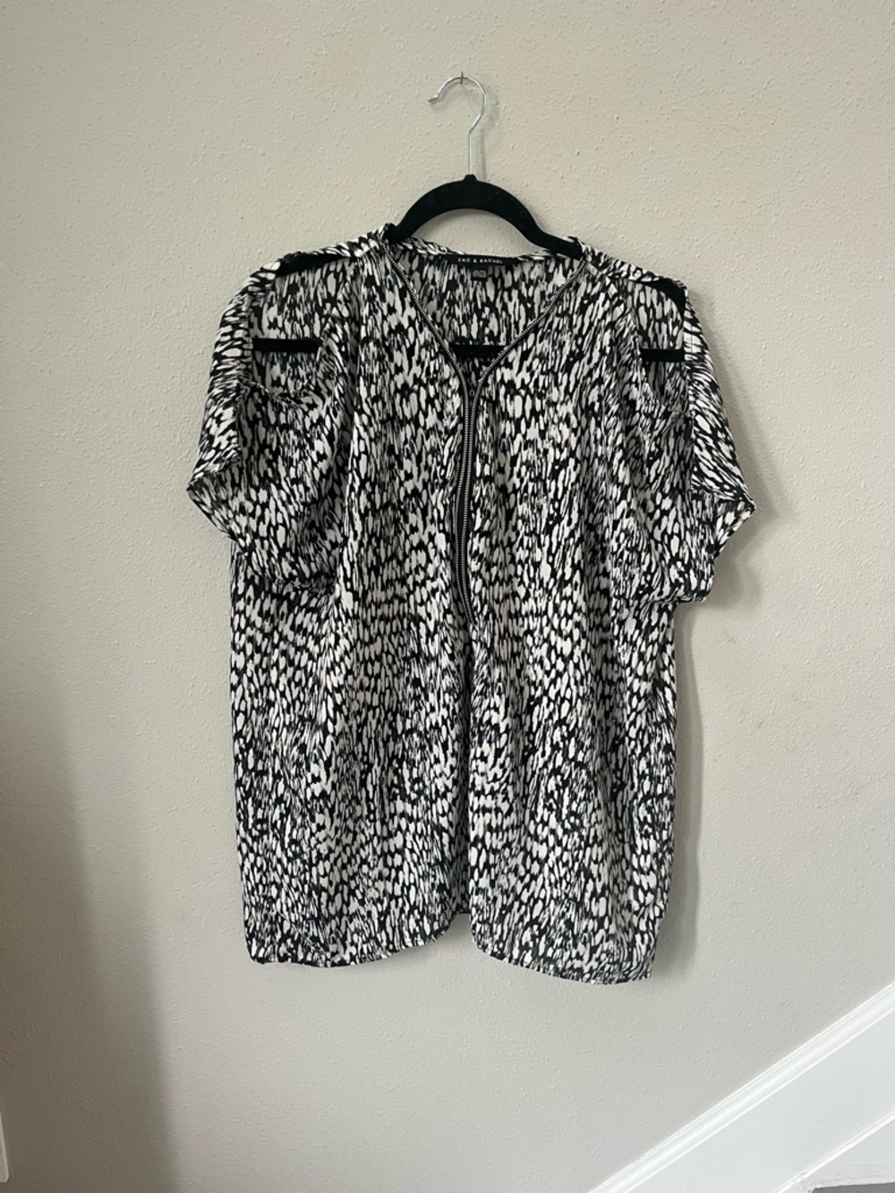 Zac & Rachel Black and White Printed Zip-Front Blouse